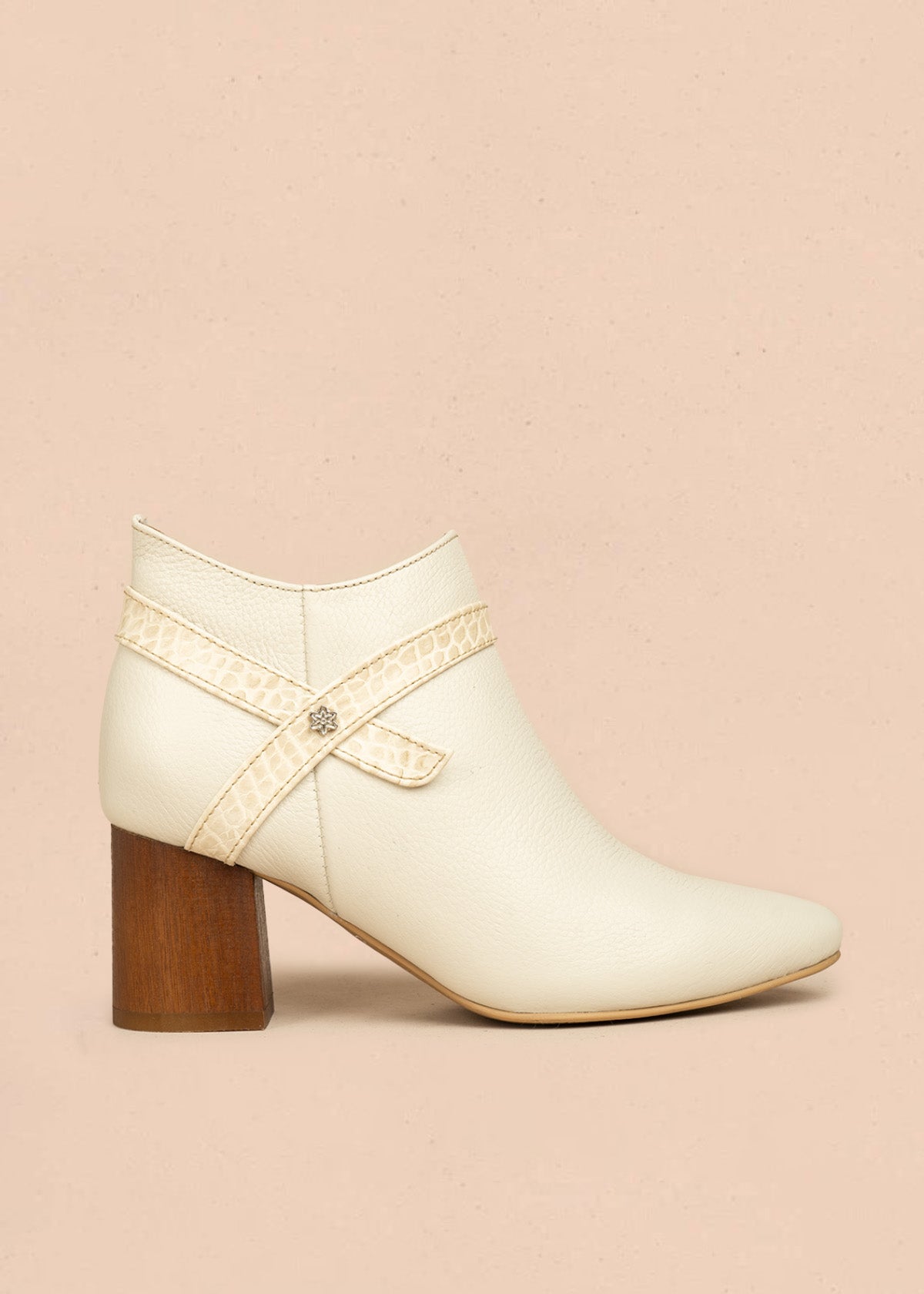 Botines de cuero color talco con correa decorativa textura reptil 106437