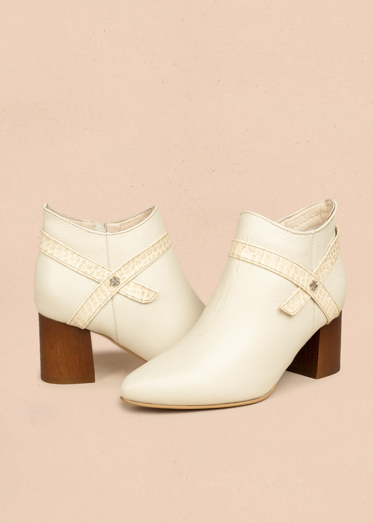 Botines de cuero color talco con correa decorativa textura reptil 106437