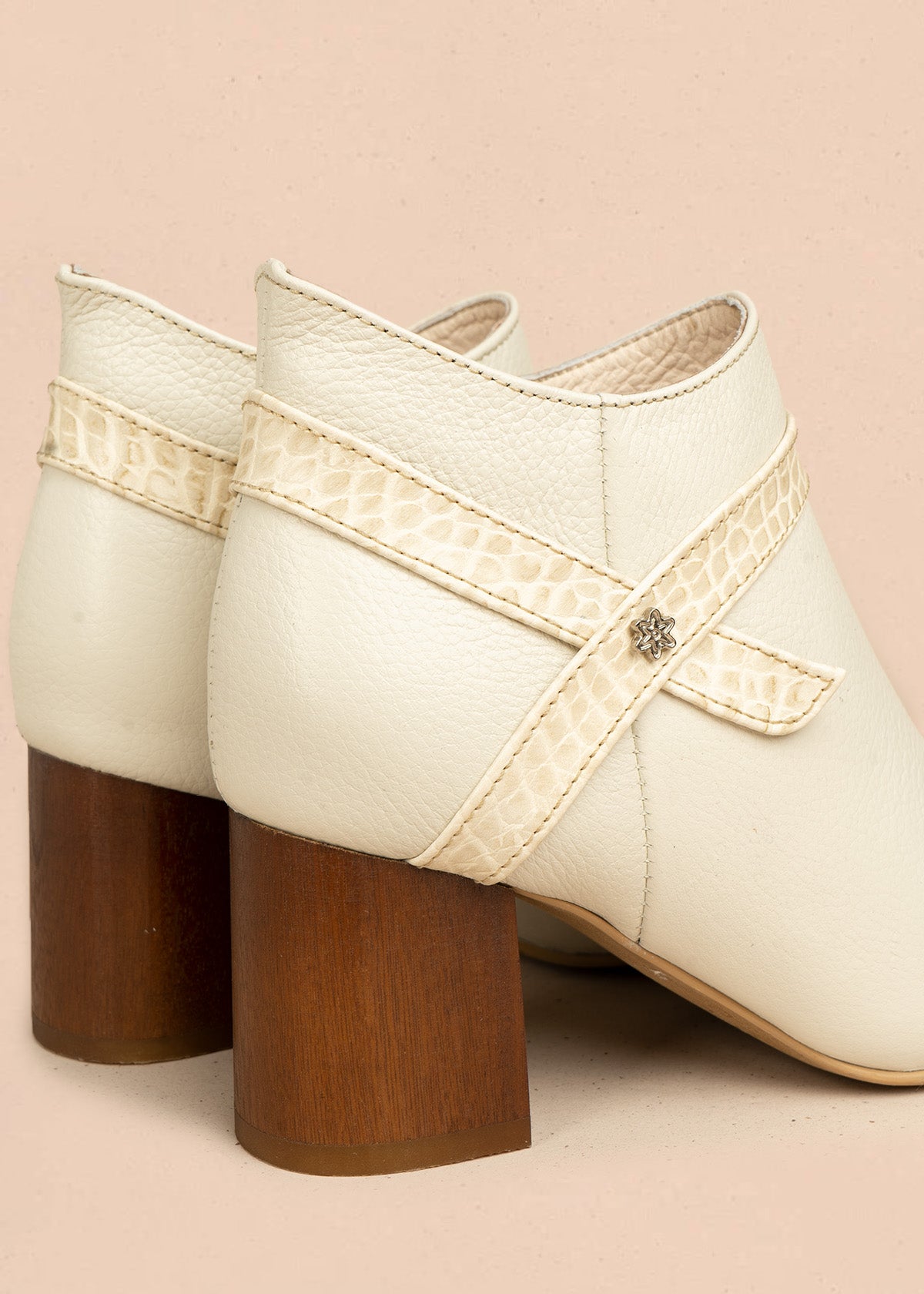 Botines de cuero color talco con correa decorativa textura reptil 106437