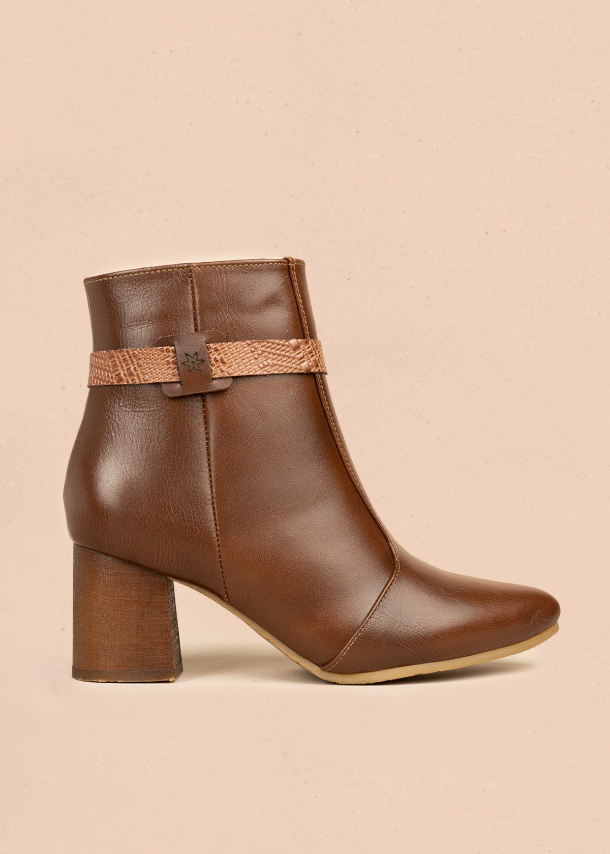 Botines de cuero color miel con correa decorativa textura tipo reptil 106438