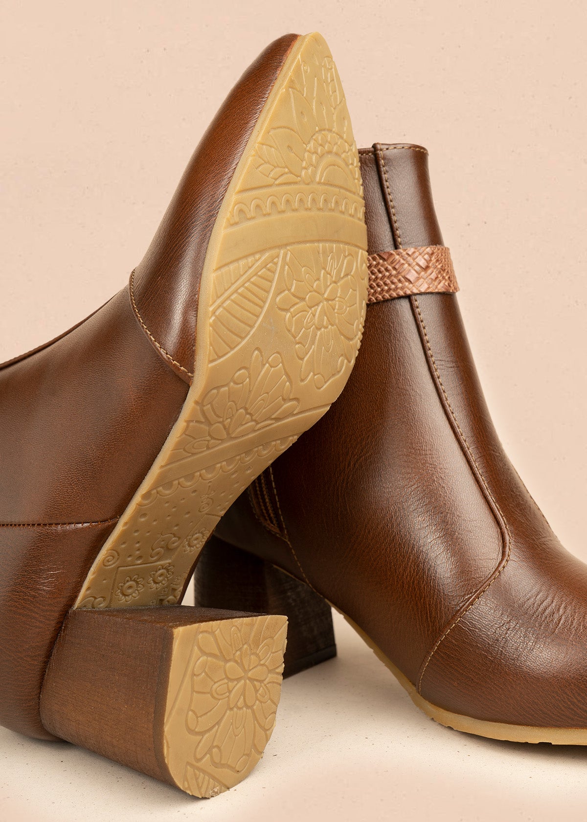 Botines de cuero color miel con correa decorativa textura tipo reptil 106438