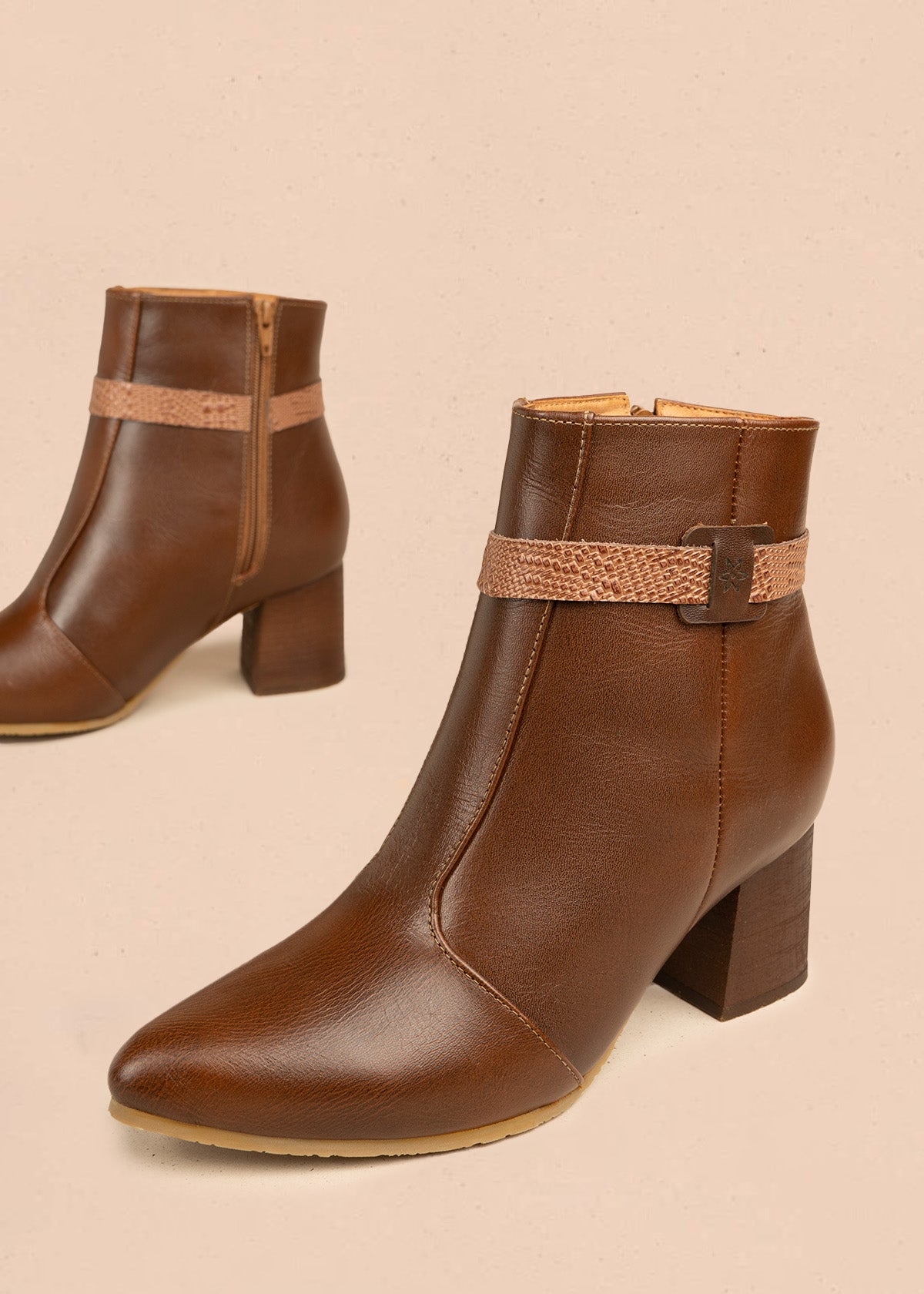 Botines de cuero color miel con correa decorativa textura tipo reptil 106438
