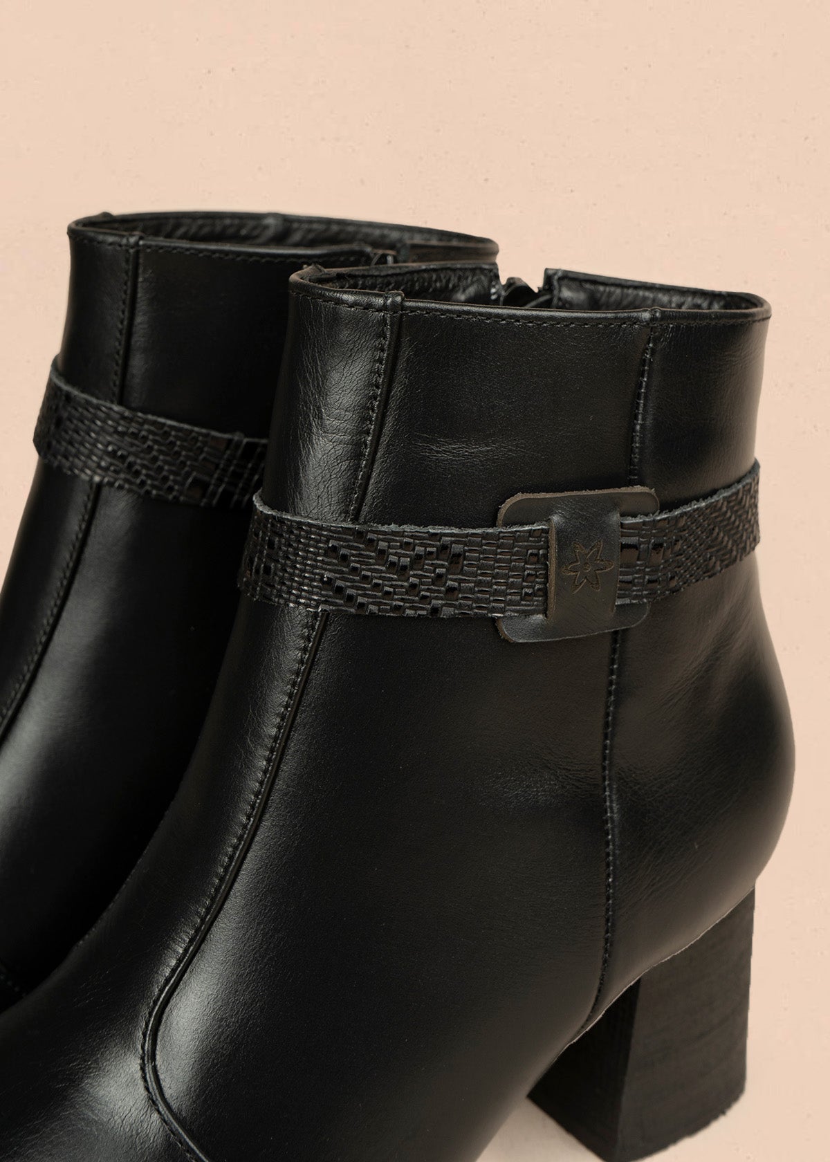 Botines de cuero color negro con correa decorativa textura tipo reptil 106438