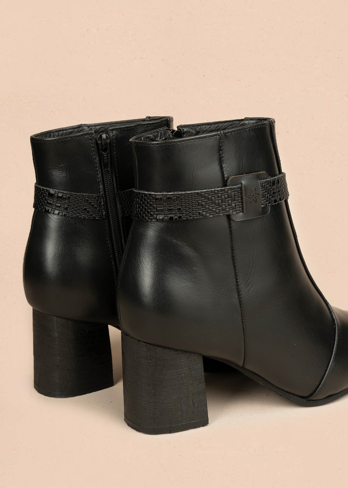 Botines de cuero color negro con correa decorativa textura tipo reptil 106438