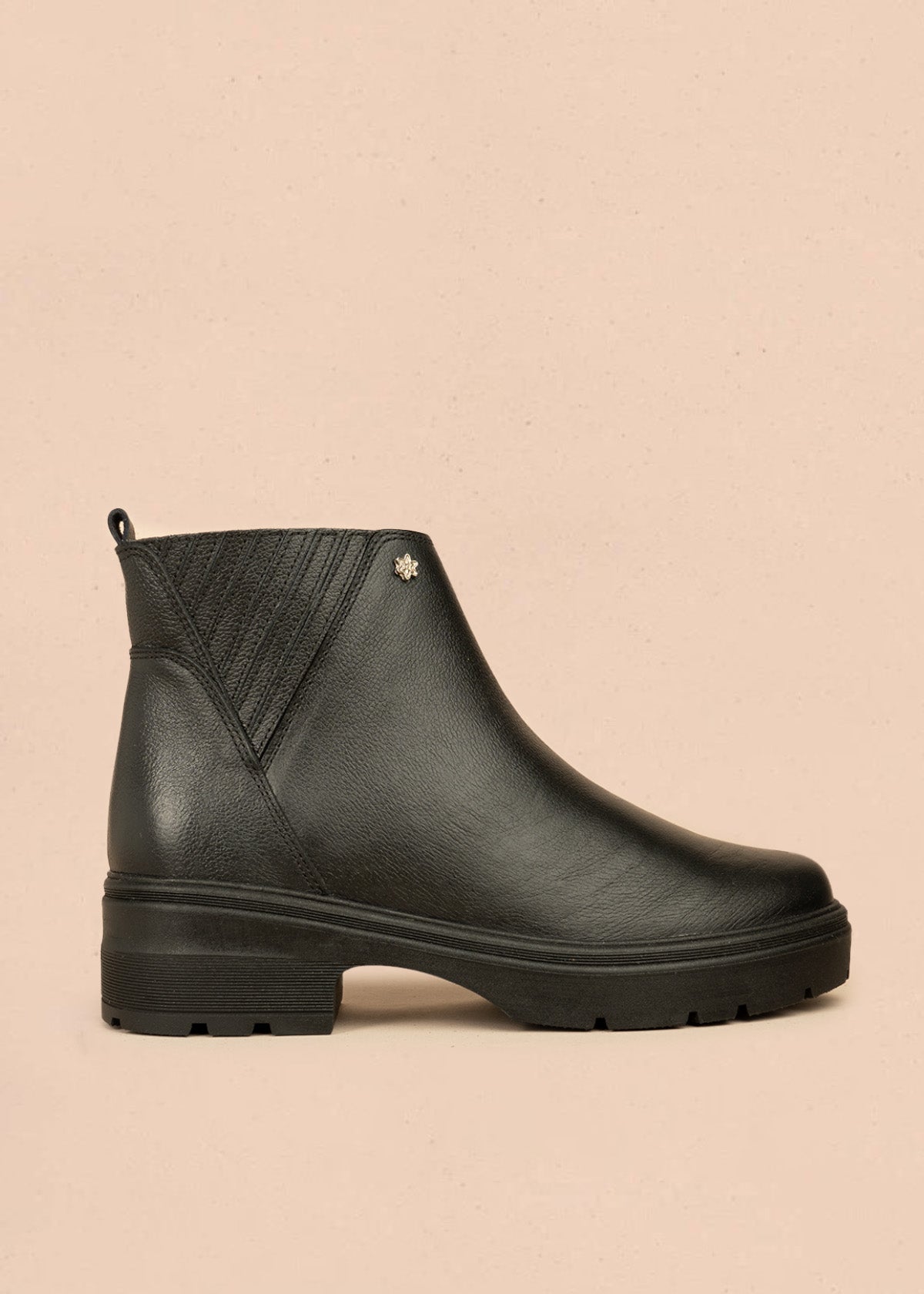 Botines de cuero color negro tipo chelsea 106439