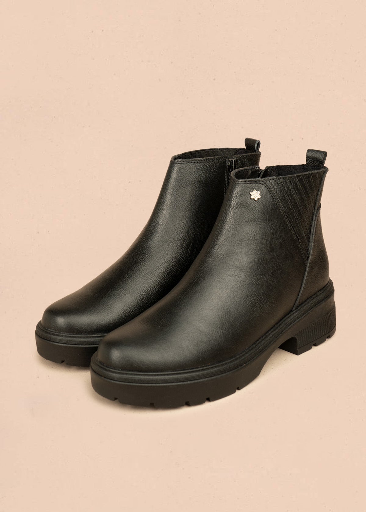 Botines de cuero color negro tipo chelsea 106439