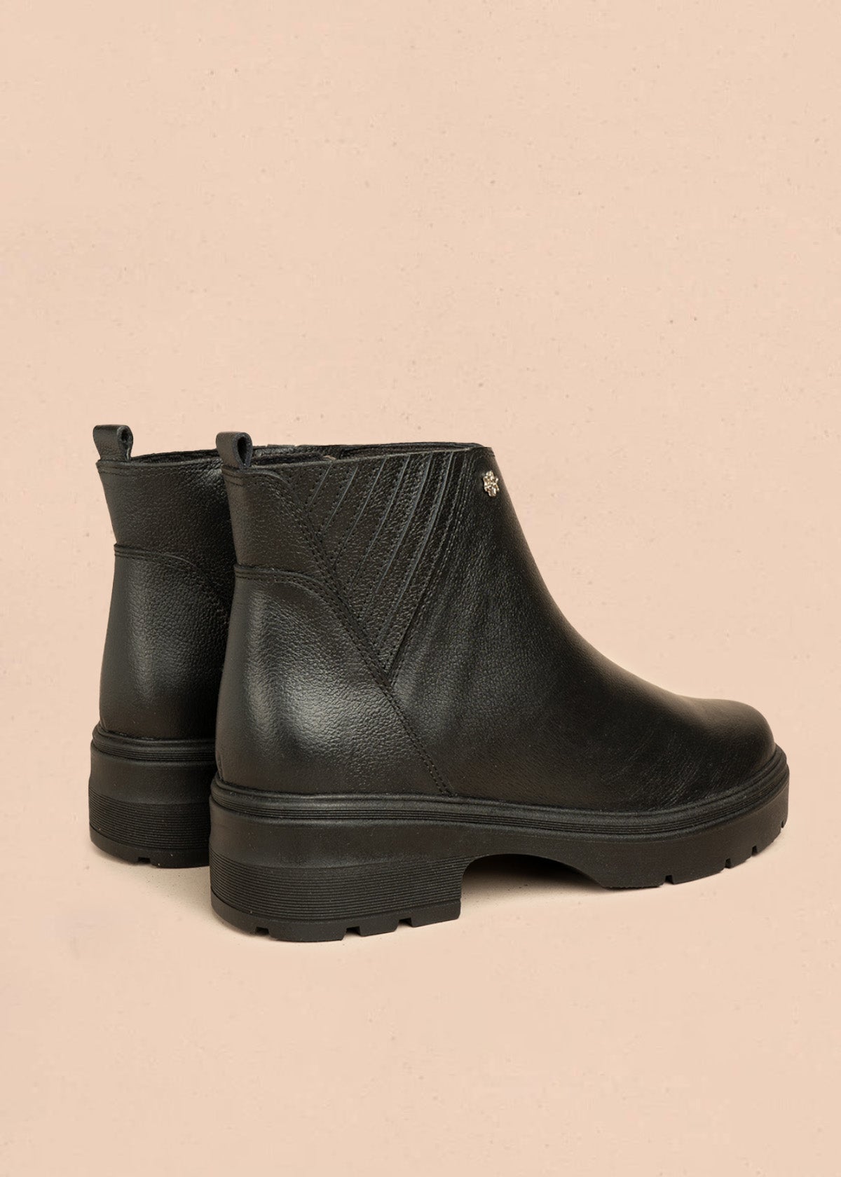 Botines de cuero color negro tipo chelsea 106439