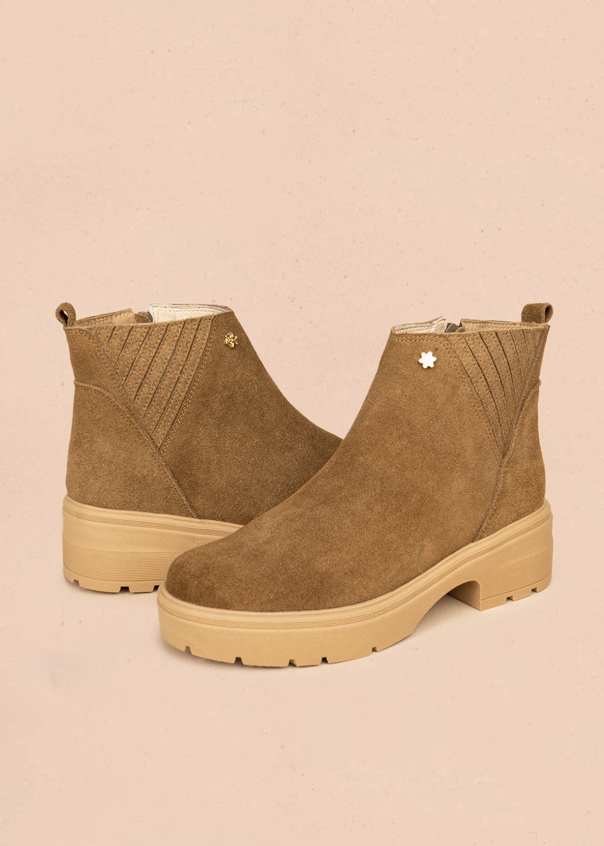 Botines de cuero carnaza color arena  106440