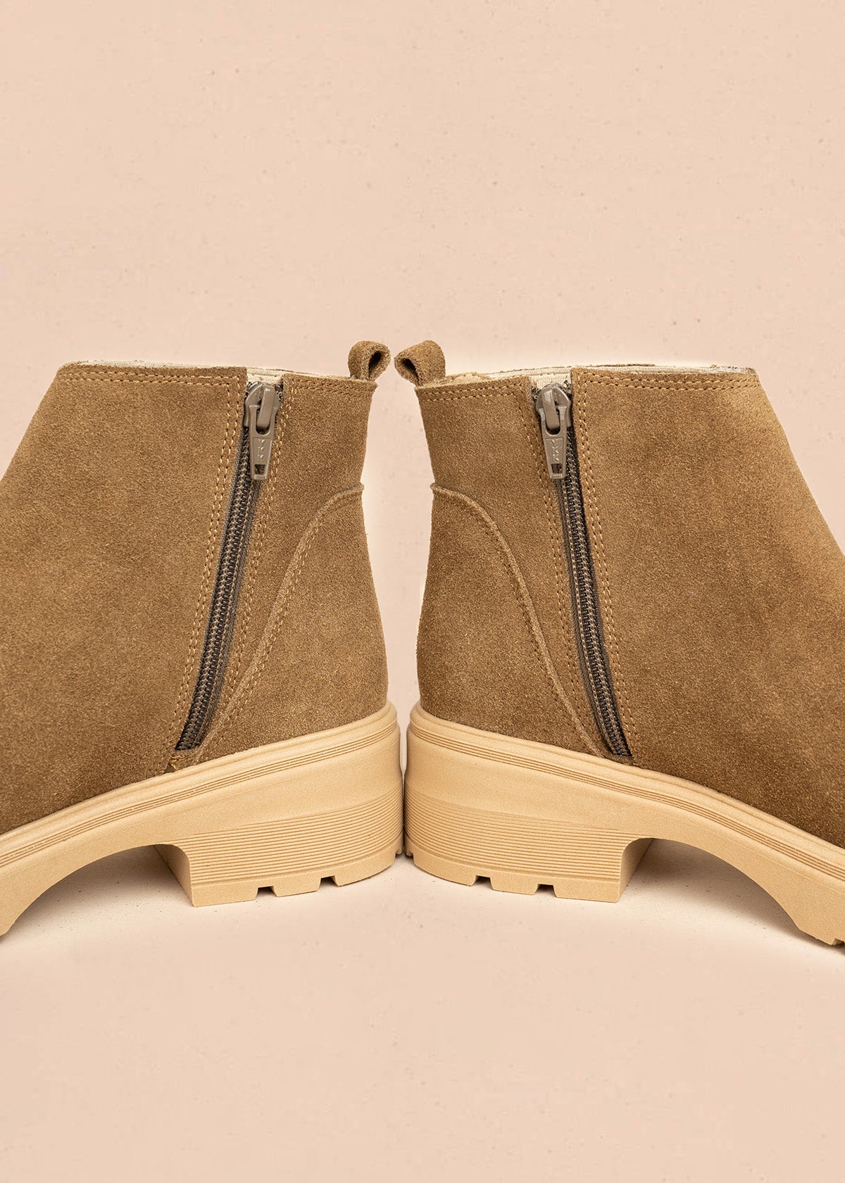 Botines de cuero carnaza color arena  106440