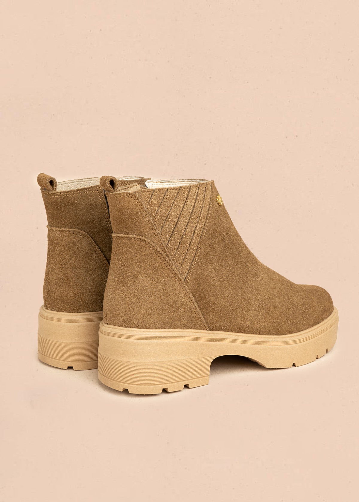 Botines de cuero carnaza color arena  106440