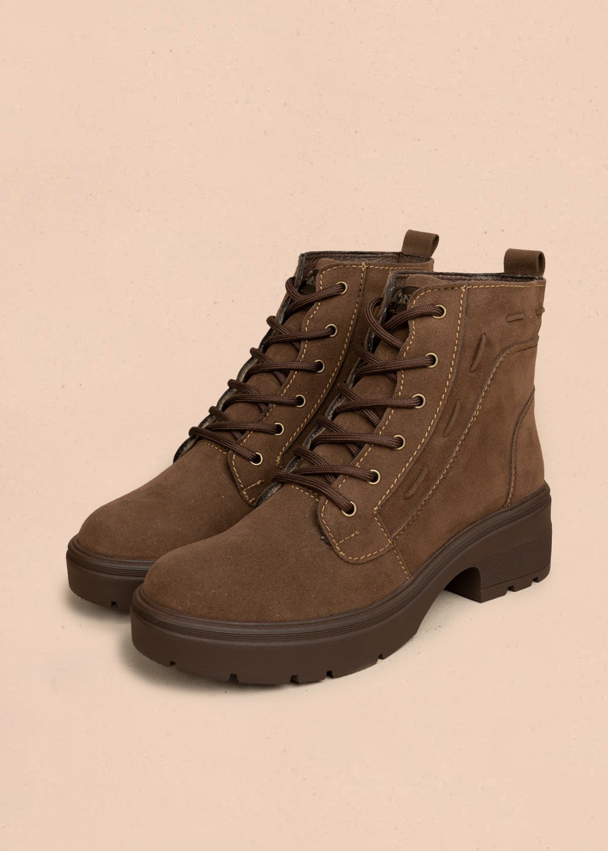 Botines color café de carnaza sintética con cordones 106441