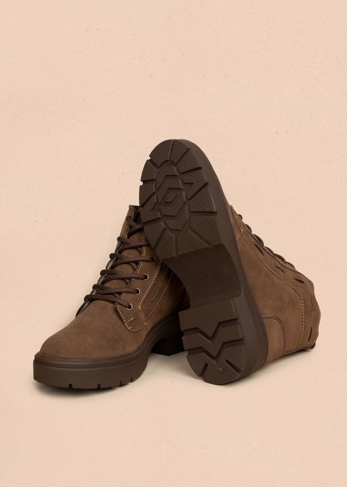 Botines color café de carnaza sintética con cordones 106441