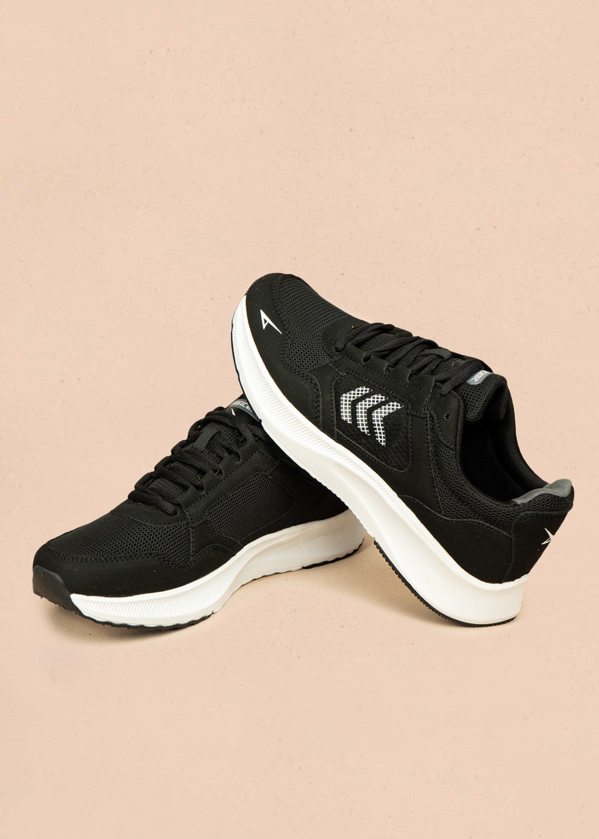 Tenis deportivos color negro blanco con malla en capellada 106444