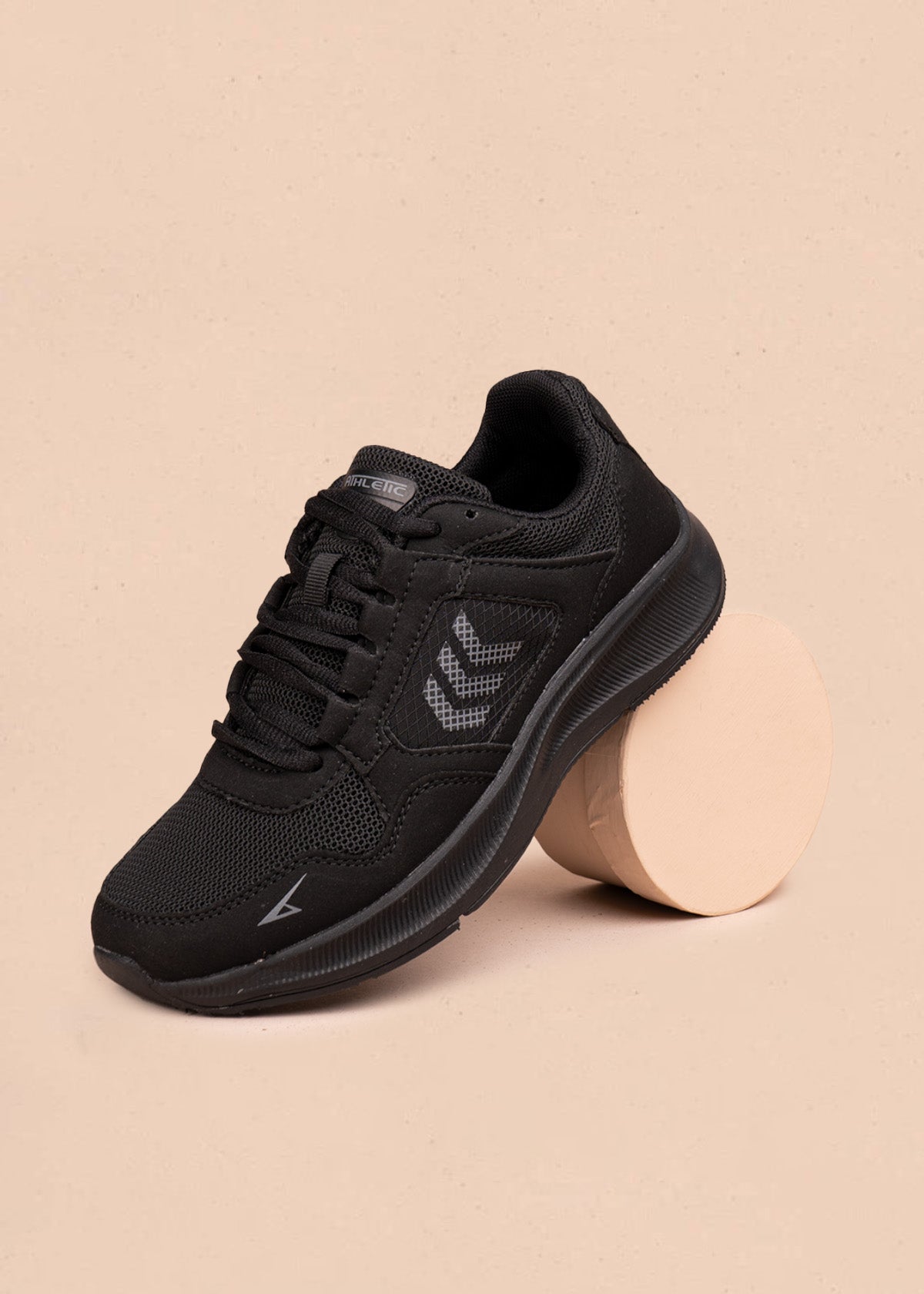 Tenis deportivos color negro con malla en capellada 106444