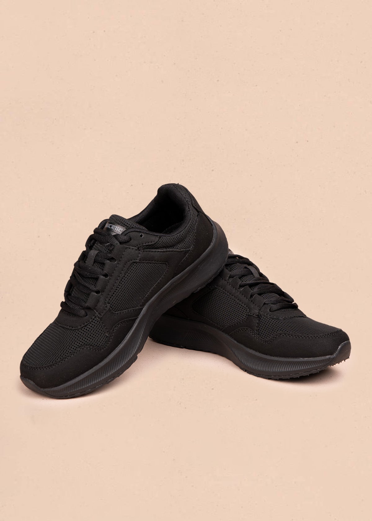 Tenis deportivos color negro con malla en capellada 106444