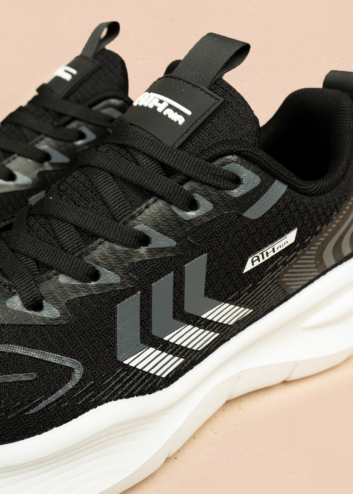 Tenis deportivos color negro con suela blanca y detalles grises 106448