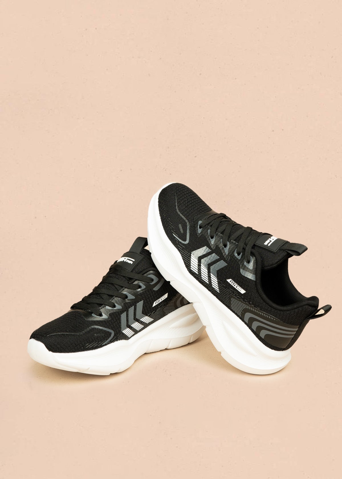 Tenis deportivos color negro con suela blanca y detalles grises 106448