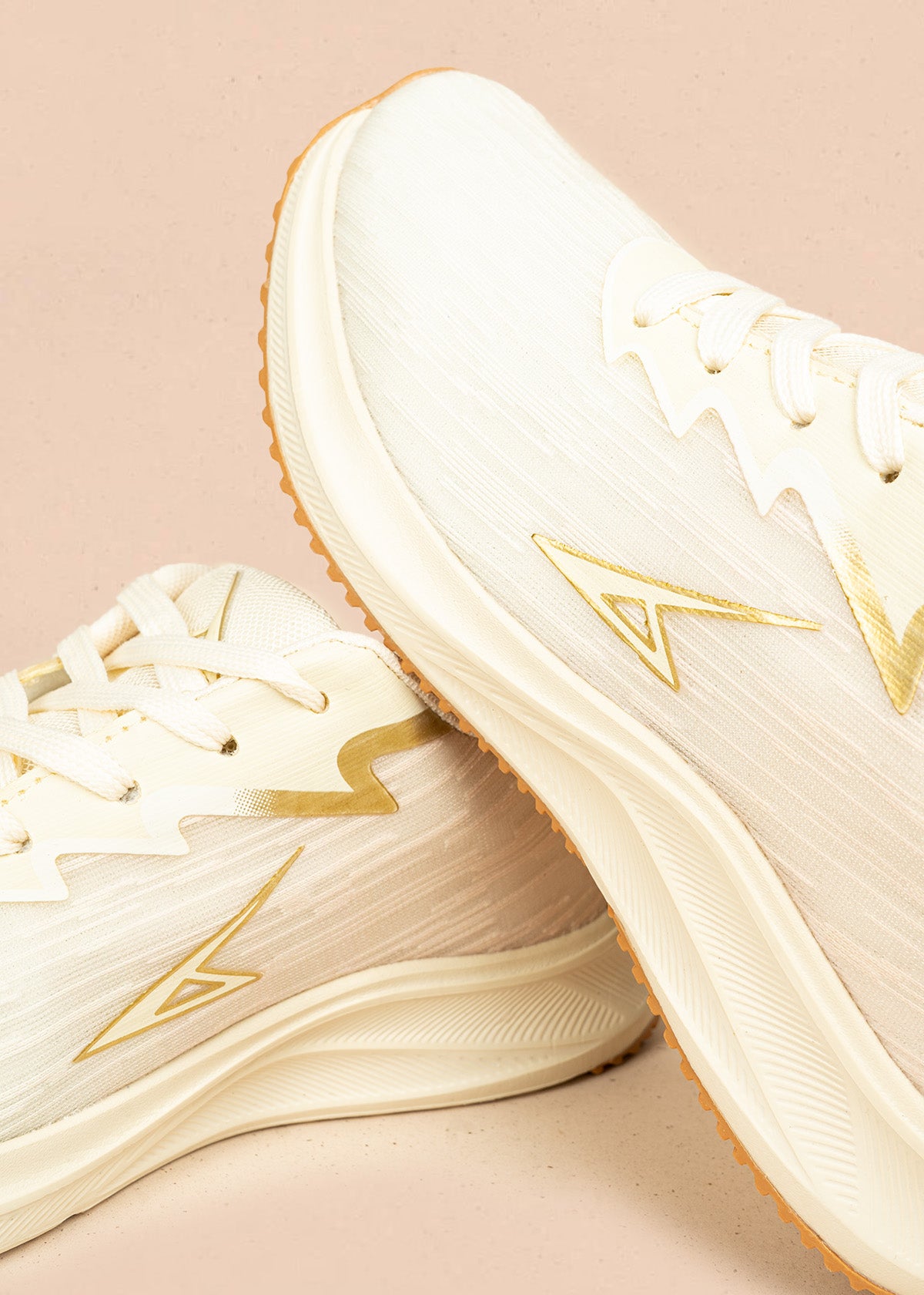 Tenis deportivos color beige con detalles dorados 106451