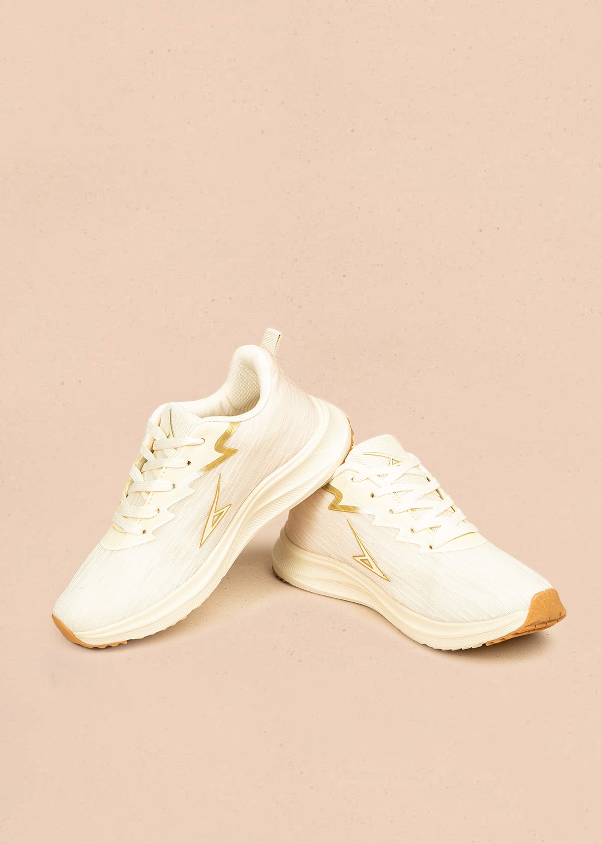 Tenis deportivos color beige con detalles dorados 106451