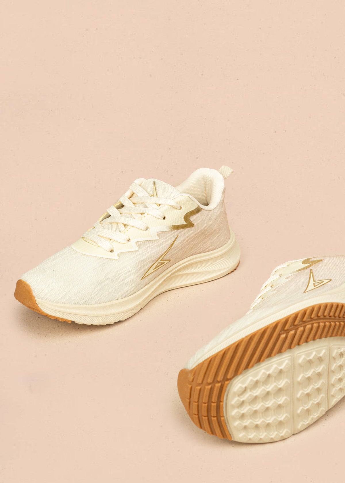 Tenis deportivos color beige con detalles dorados 106451