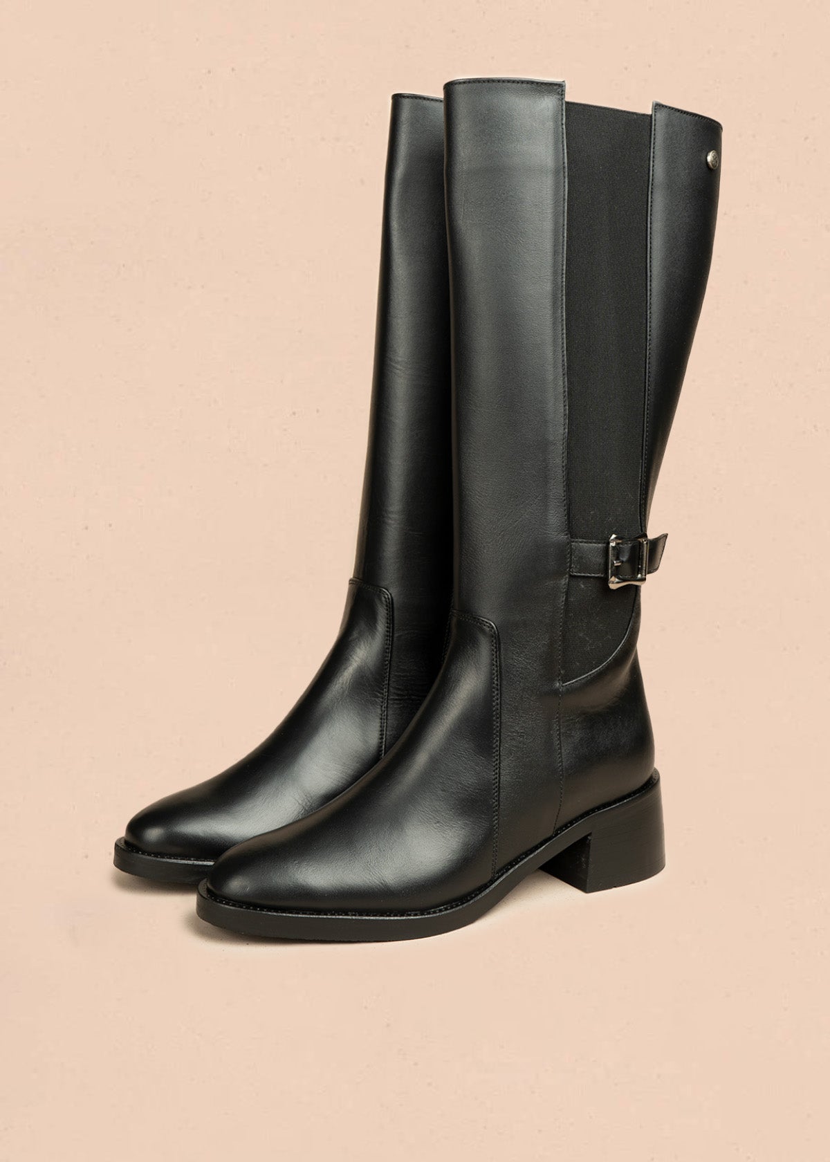 Botas de cuero color negro acabado liso y elástico lateral 106453
