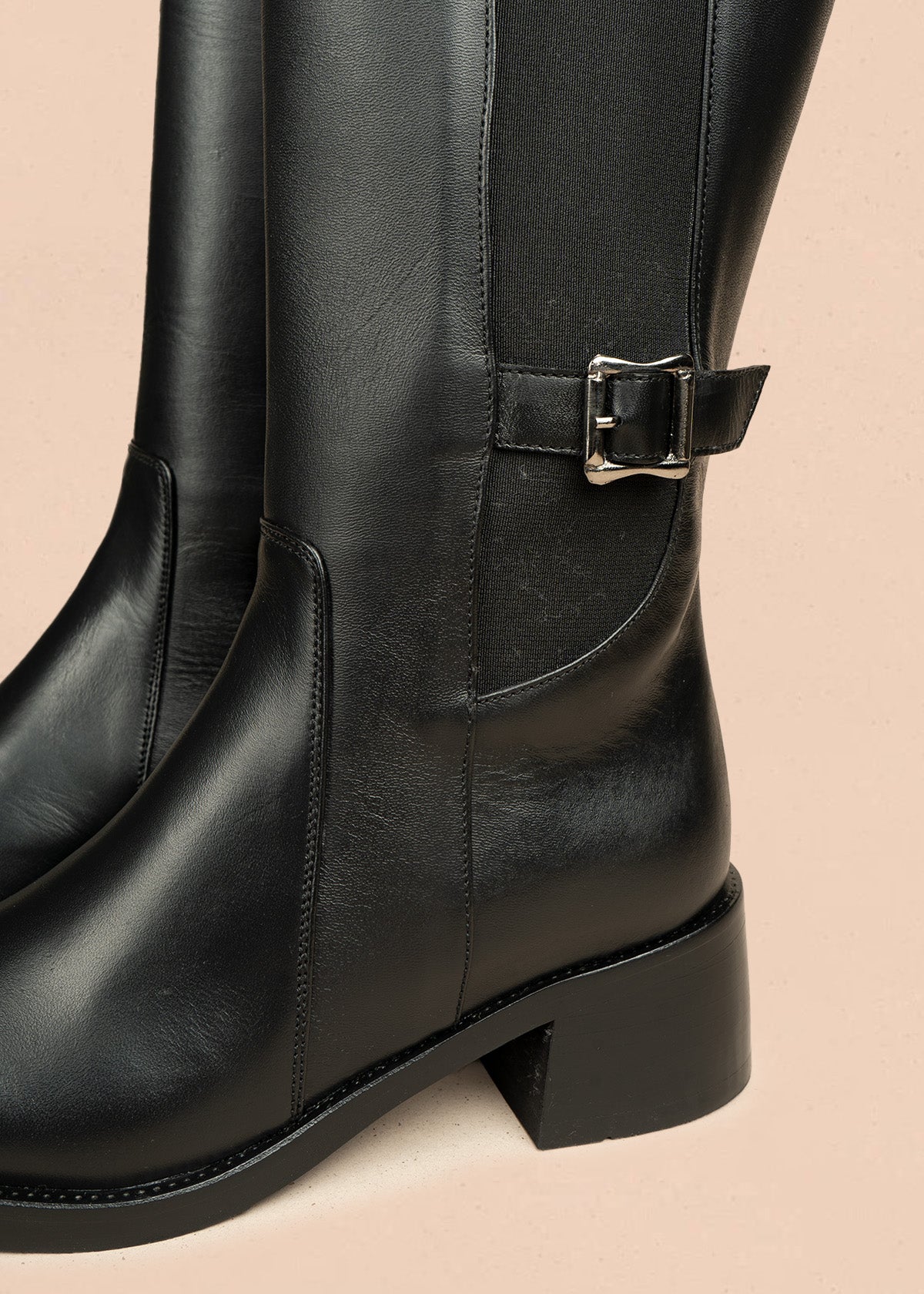 Botas de cuero color negro acabado liso y elástico lateral 106453