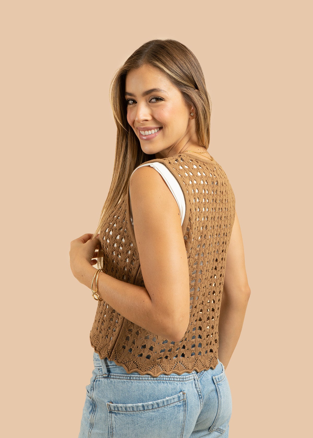 Chaleco tejido color camel de punto calado y listones 106455