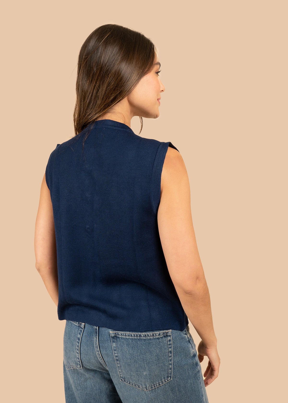 Chaleco tejido color azul con broches dorados 106457