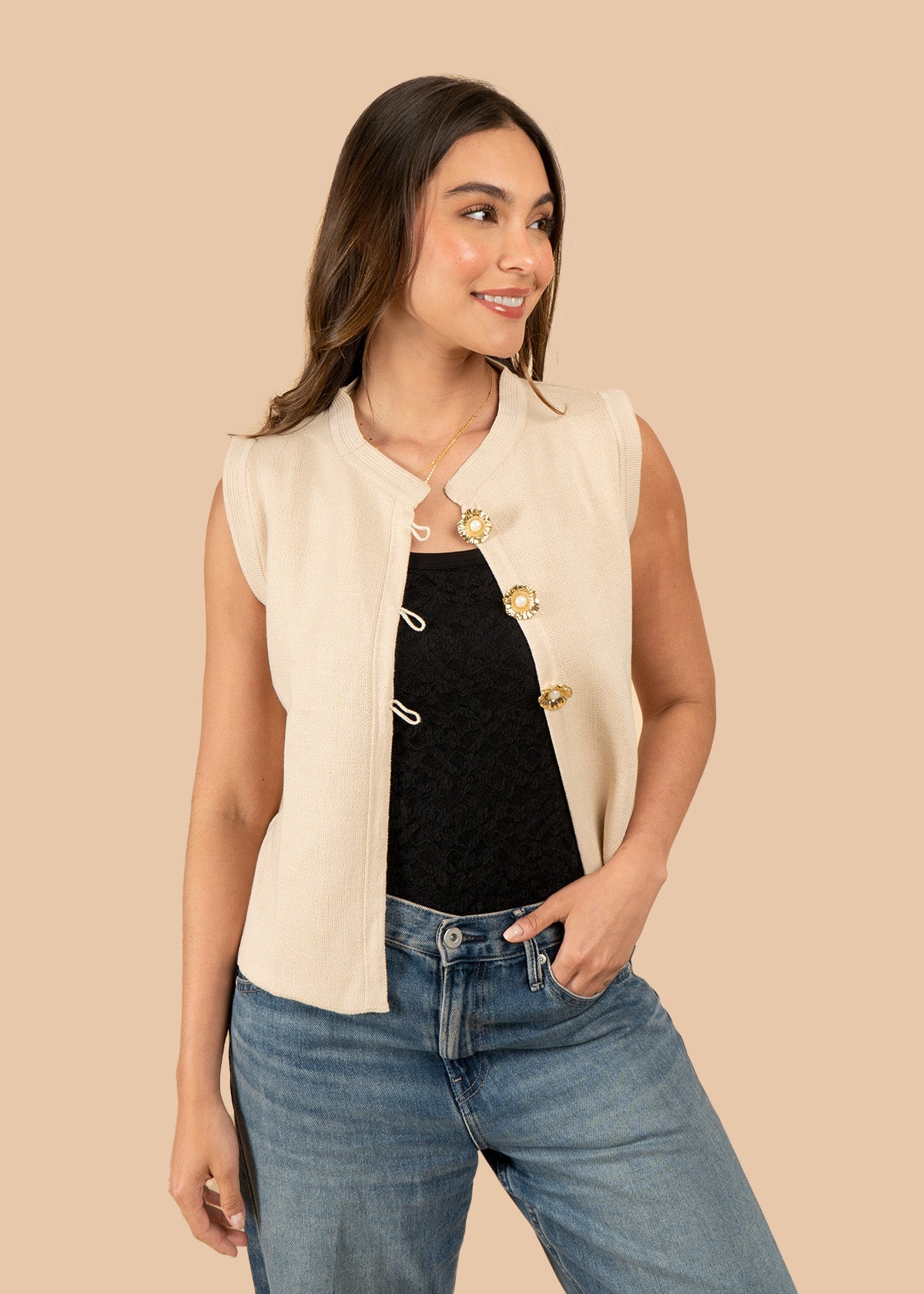 Chaleco tejido color beige con broches dorados 106457