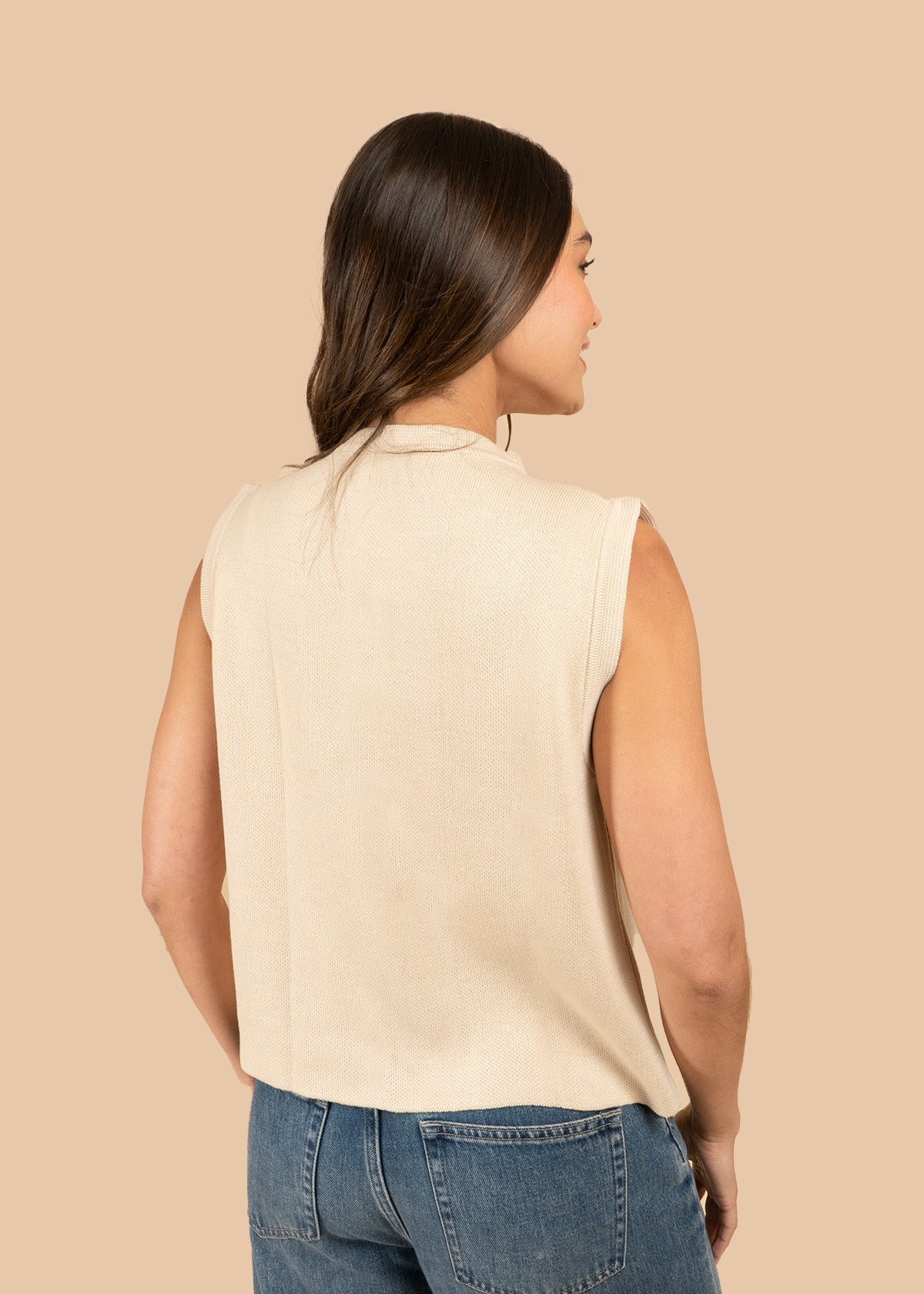Chaleco tejido color beige con broches dorados 106457
