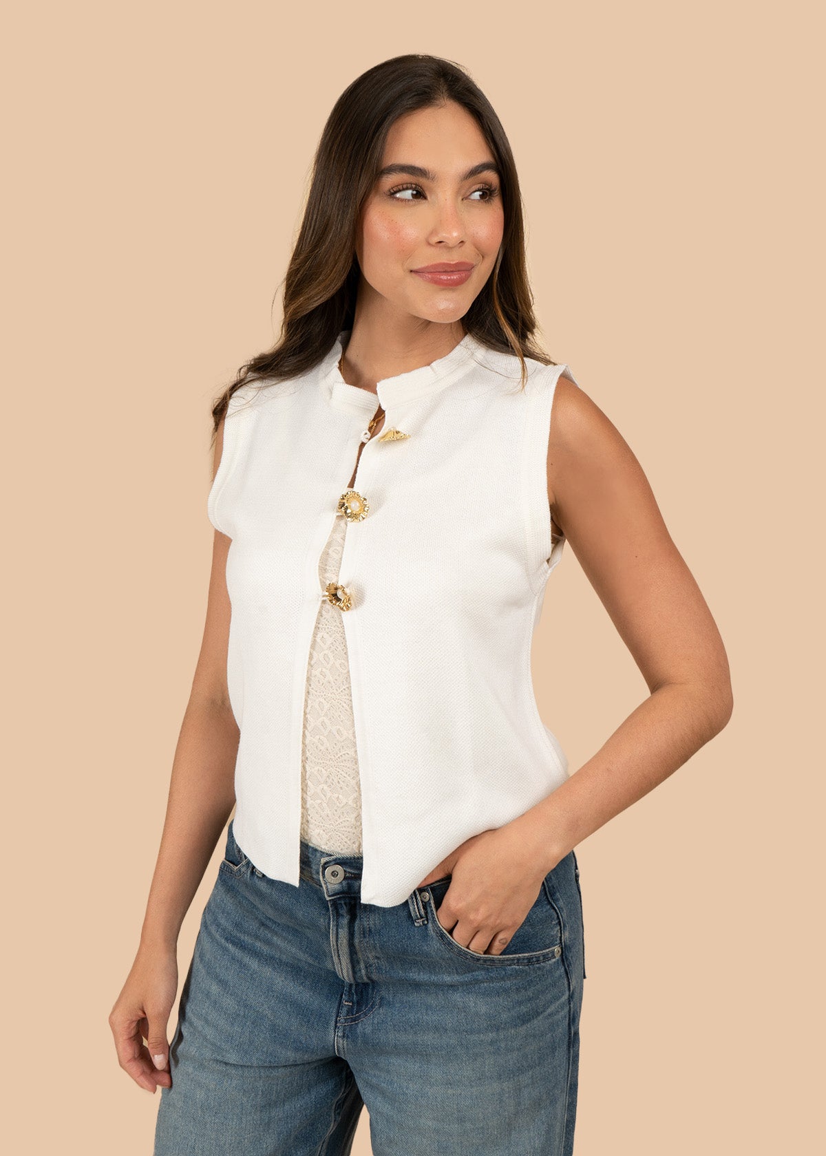 Chaleco tejido color blanco con broches dorados 106457