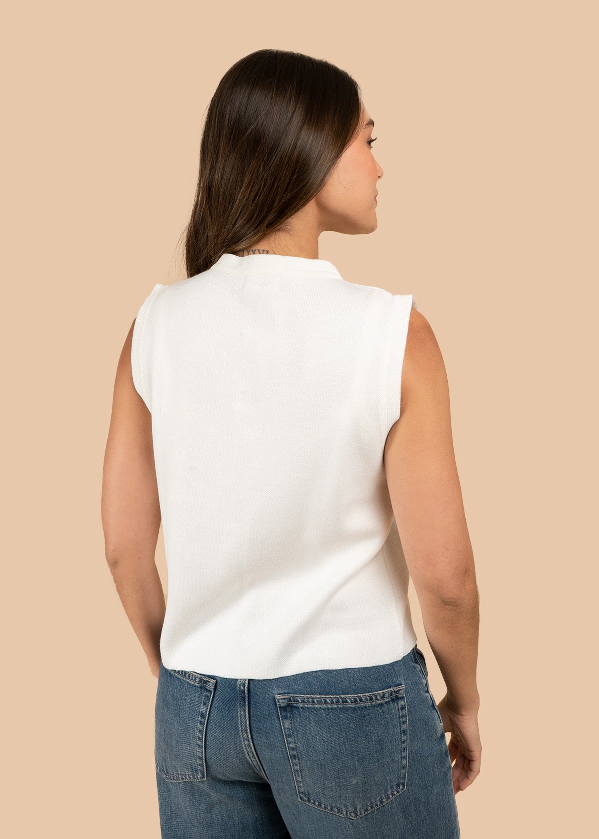 Chaleco tejido color blanco con broches dorados 106457