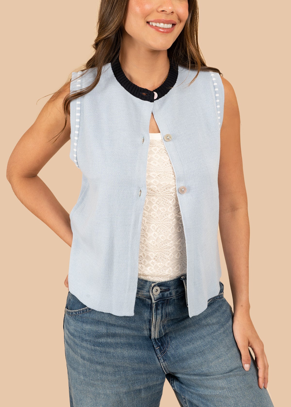Chaleco tejido color azul con ribetes 106458