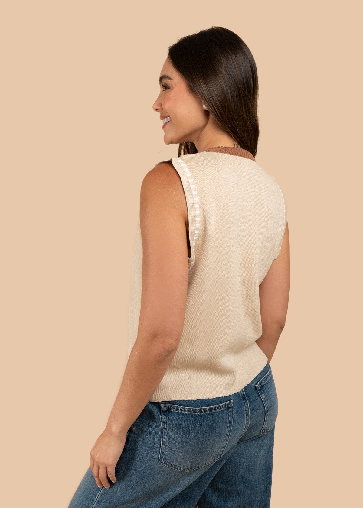 Chaleco tejido color beige con ribetes 106458