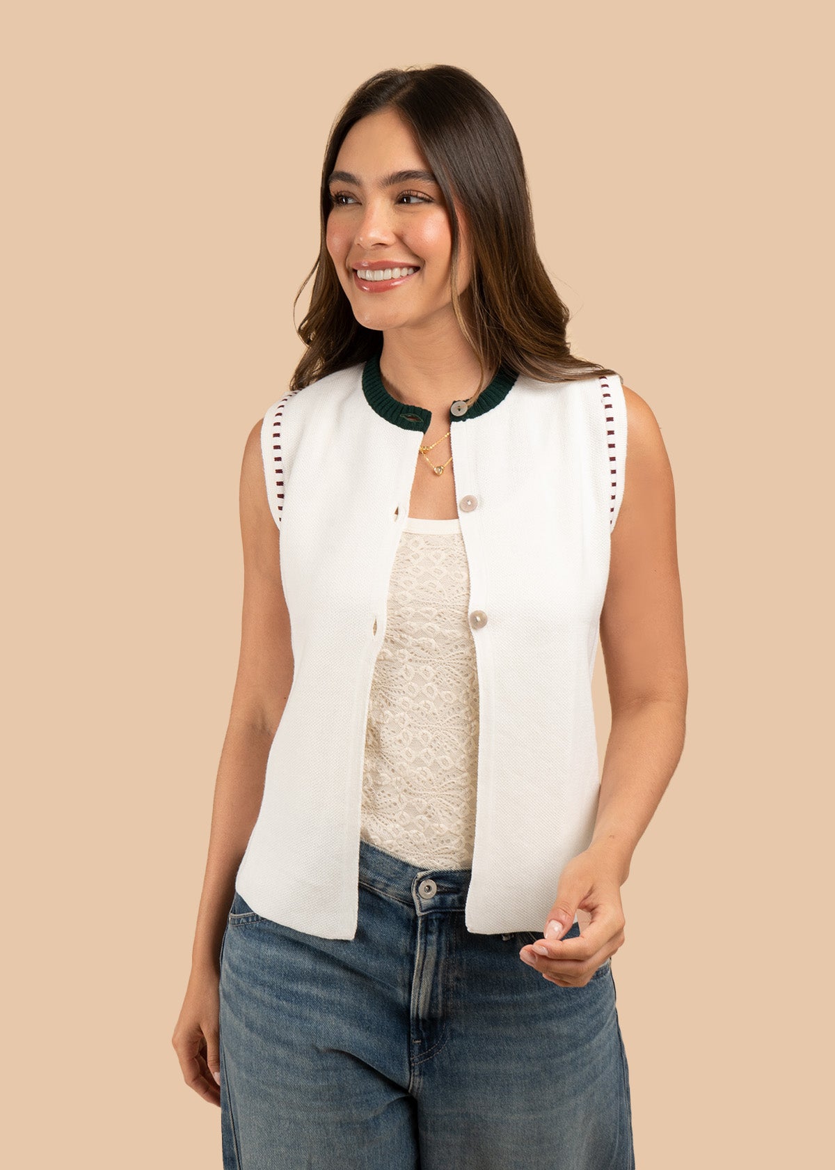 Chaleco tejido color blanco con ribetes 106458