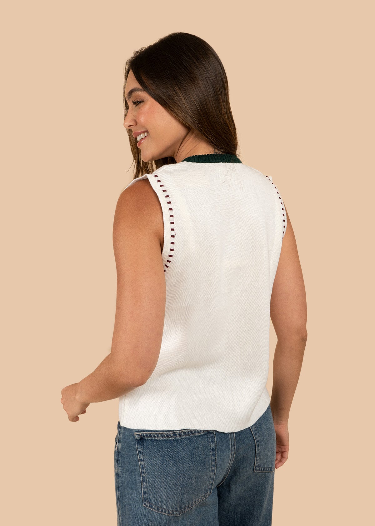 Chaleco tejido color blanco con ribetes 106458