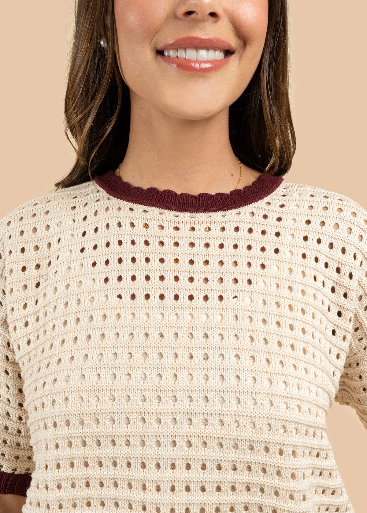 Blusa tejida color vinotinto tipo perforado manga corta 106459