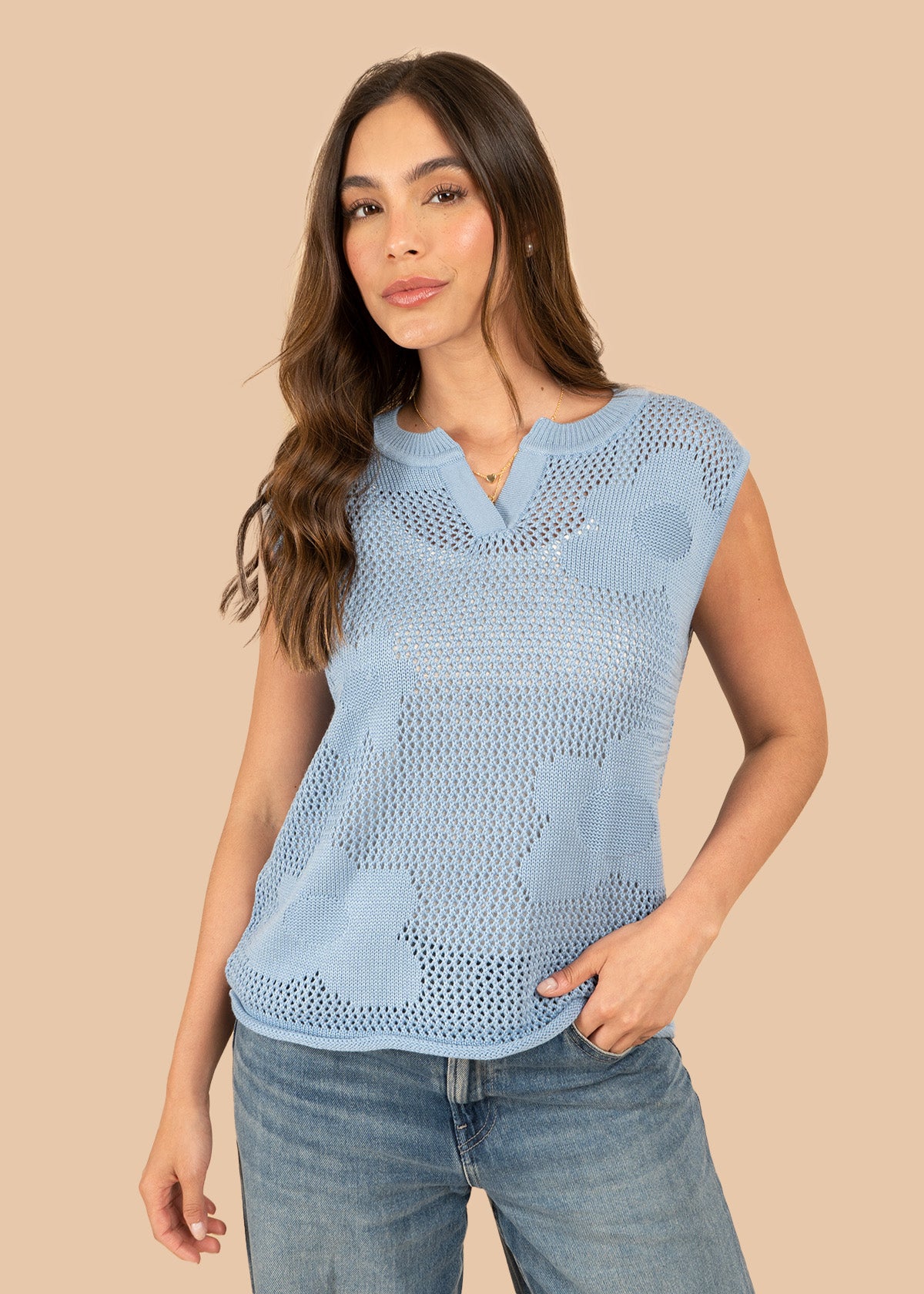 Chaleco tejido color azul con calado floral 106460