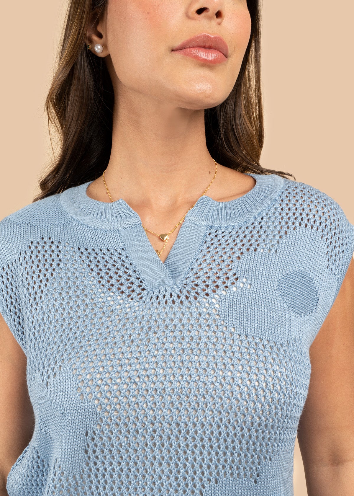 Chaleco tejido color azul con calado floral 106460
