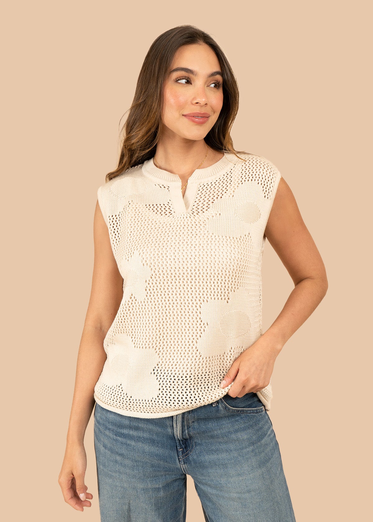 Chaleco tejido color beige con calado floral 106460