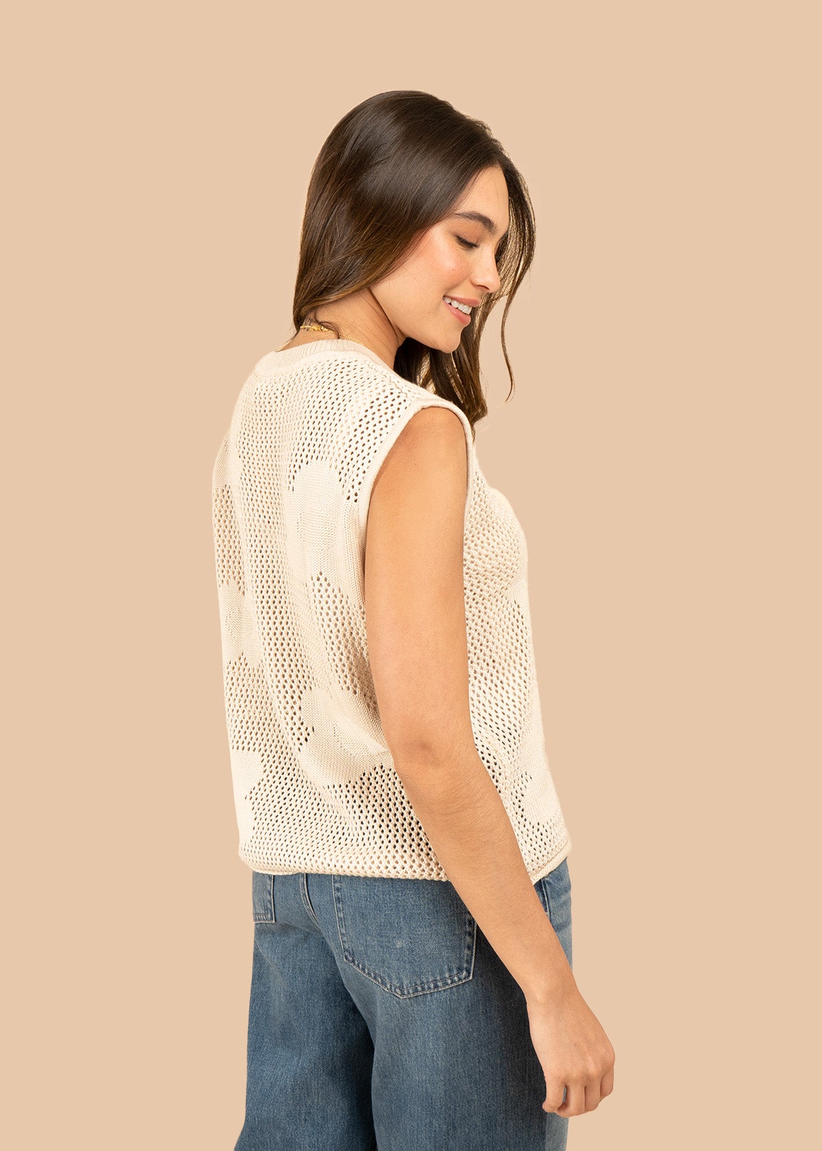 Chaleco tejido color beige con calado floral 106460