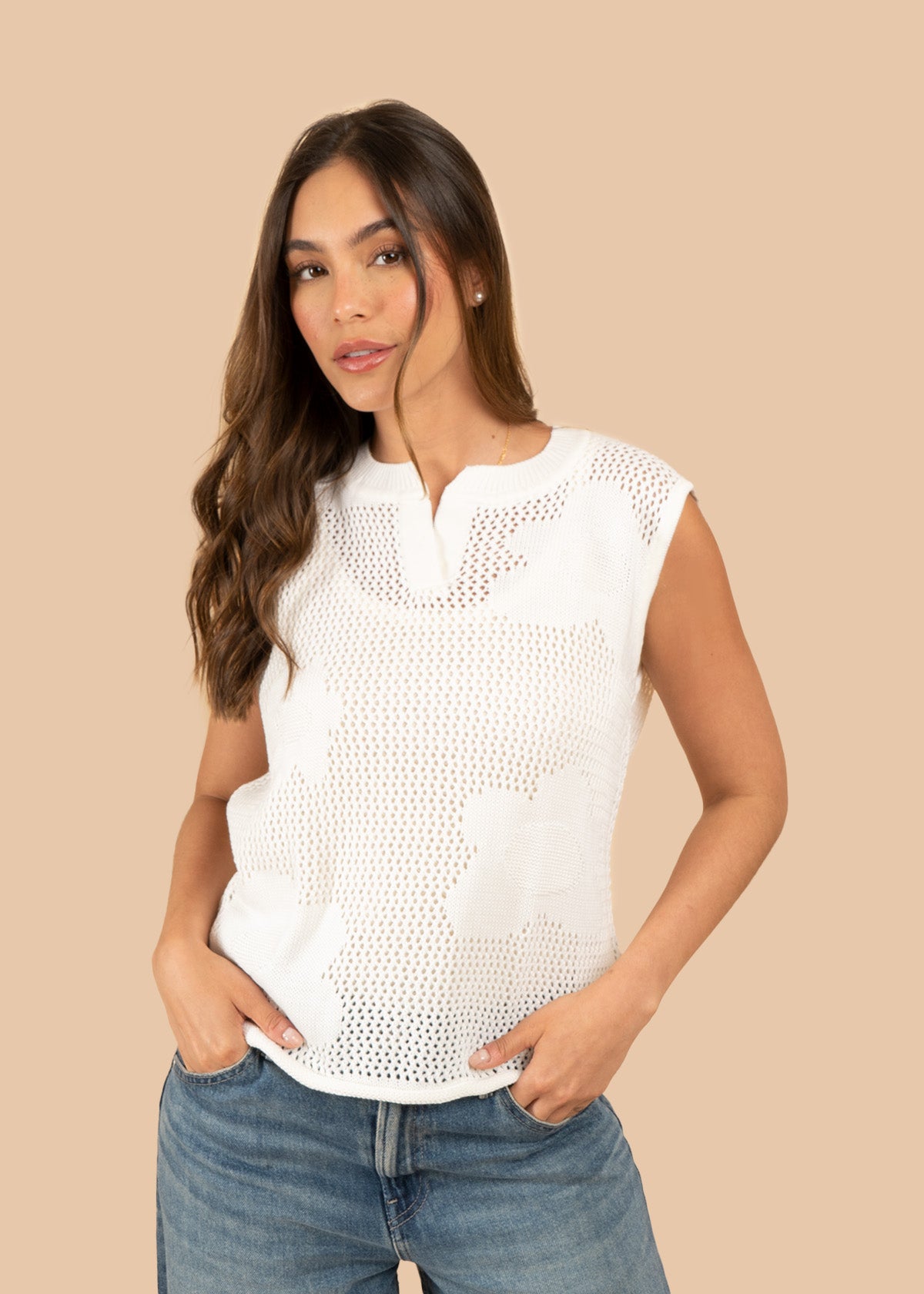 Chaleco tejido color blanco con calado floral 106460