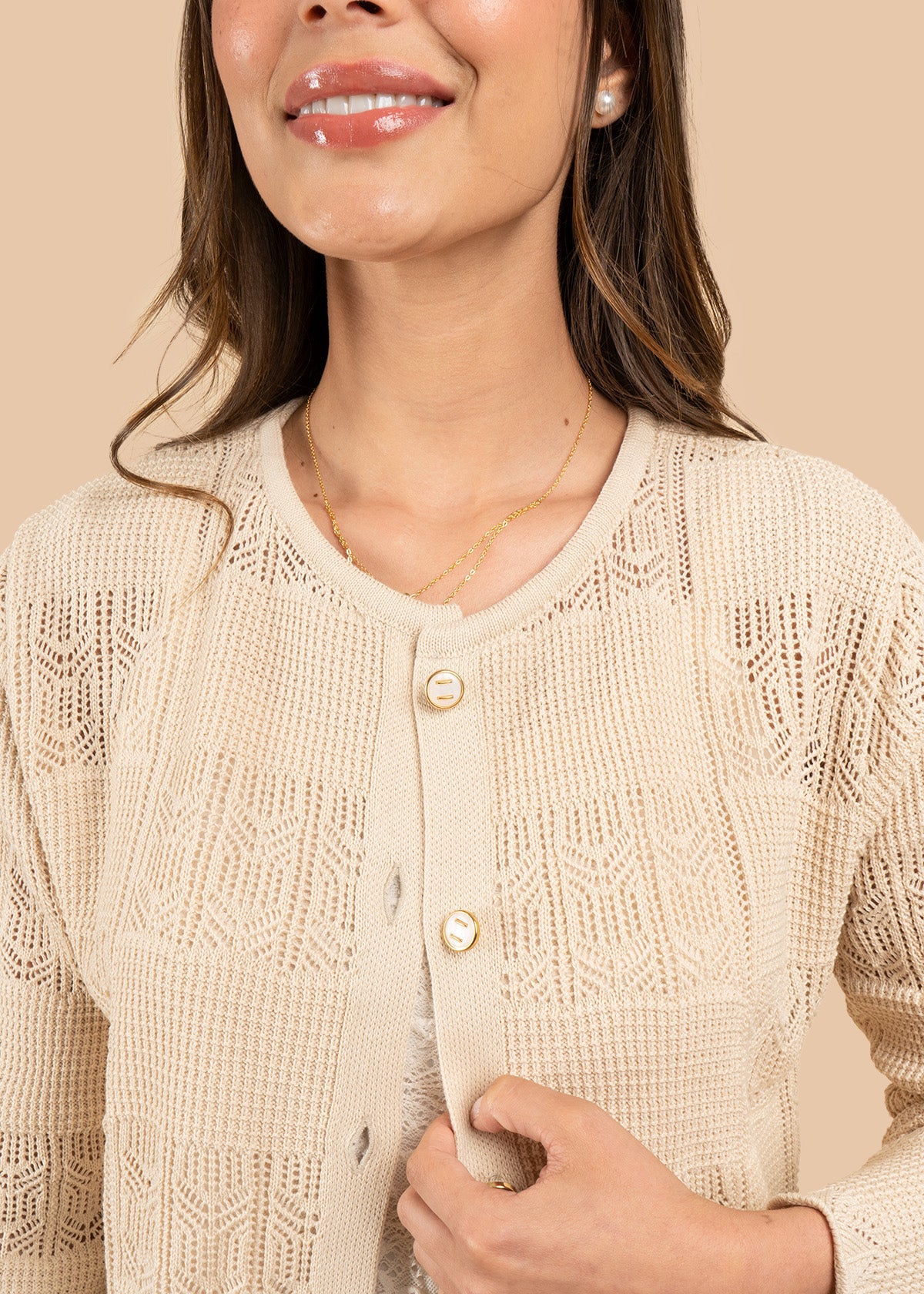 Blusa con tejido calado color blanco con botones 106462