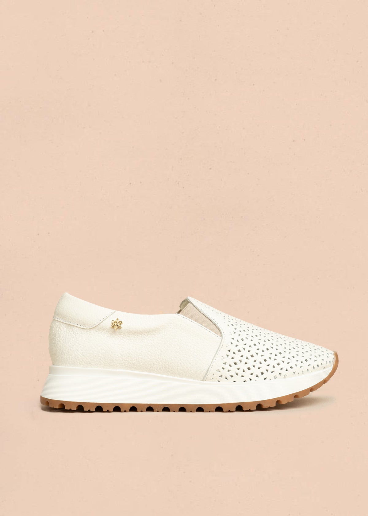 Zapatos cerrados de cuero color talco con patrón troquelado 106464