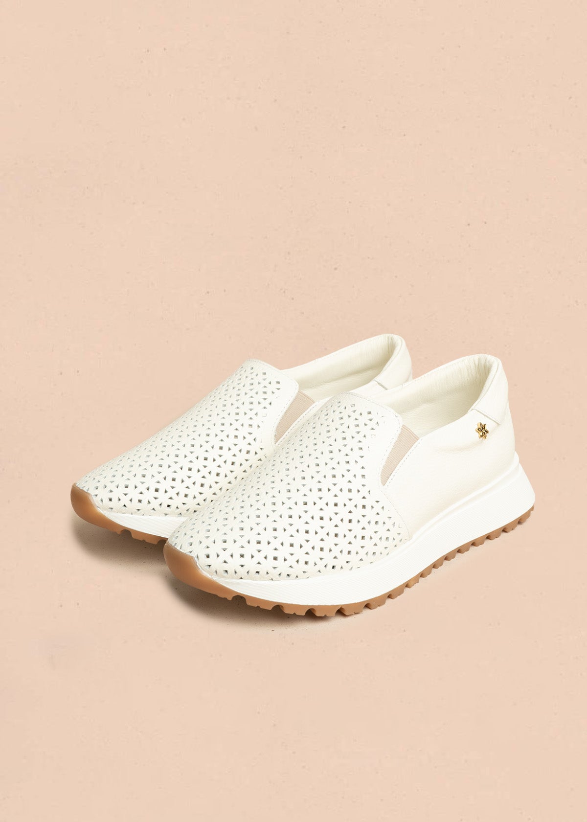 Zapatos cerrados de cuero color talco con patrón troquelado 106464