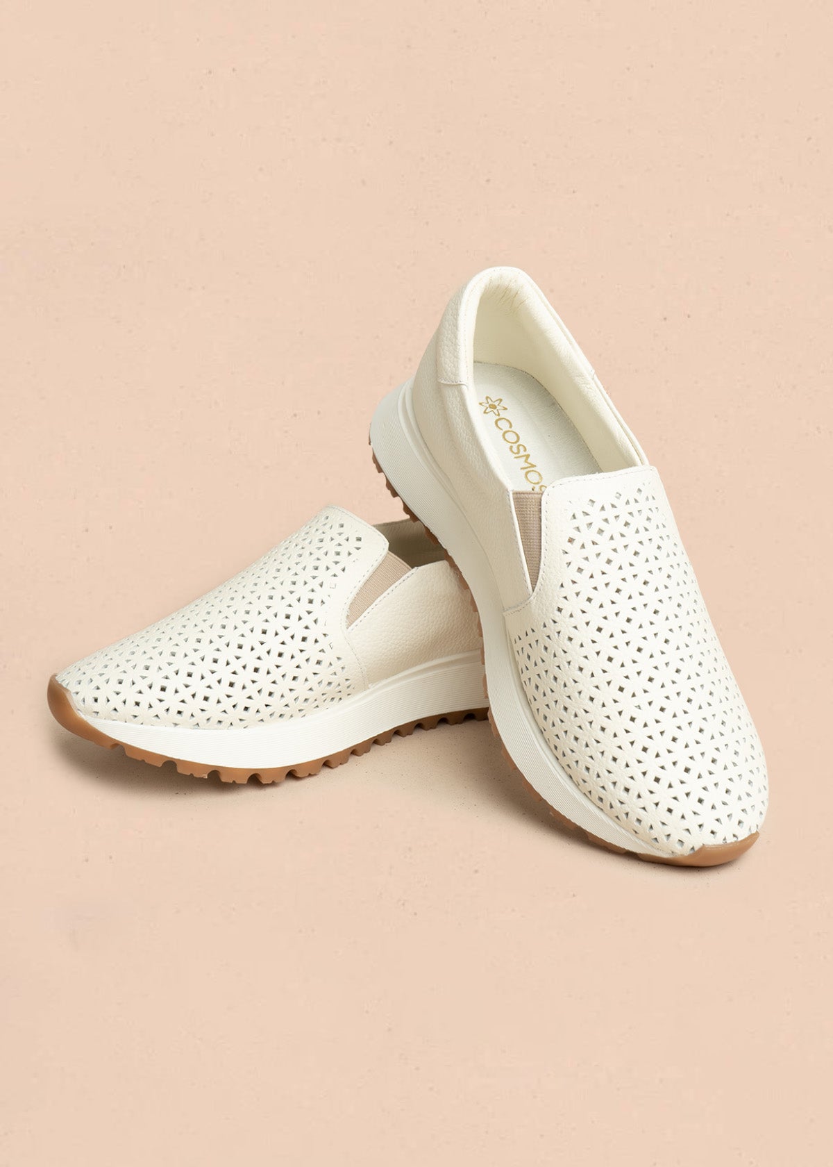 Zapatos cerrados de cuero color talco con patrón troquelado 106464