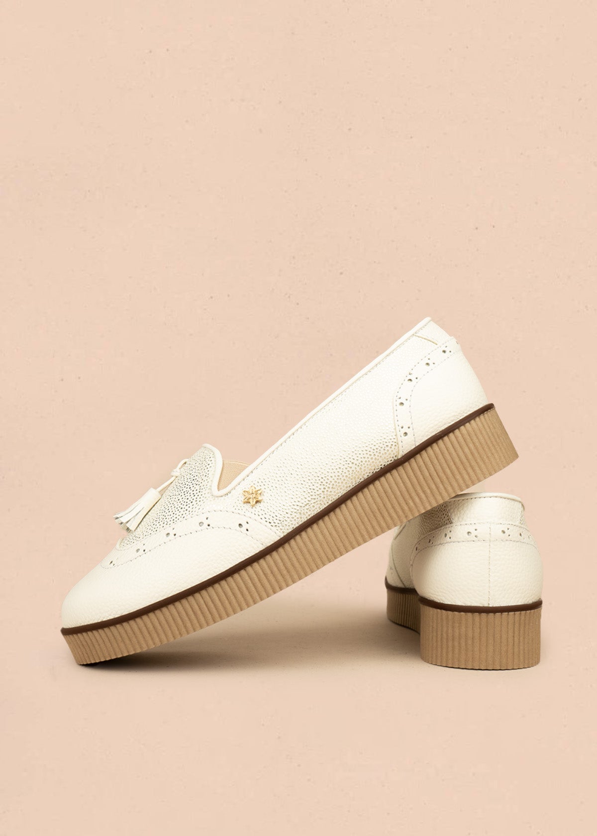 Mocasines de cuero color talco con folia y borlas 106465
