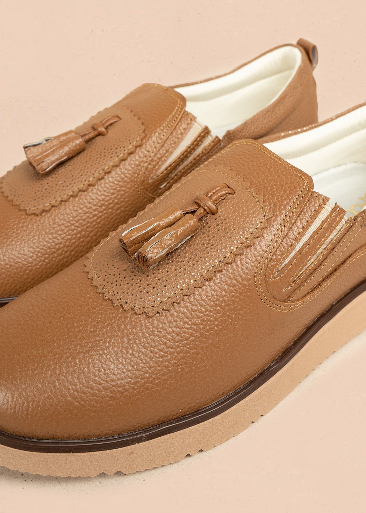 Mocasines de cuero color miel con borla 106466