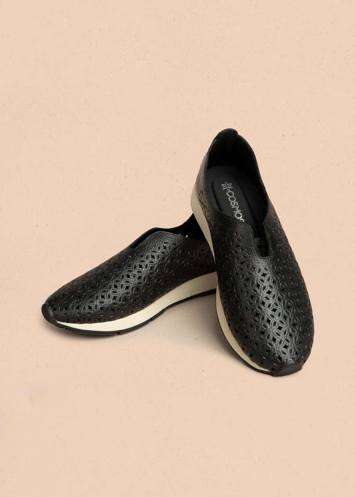 Zapatos cerrados de cuero color negro con patrón troquelado 106467