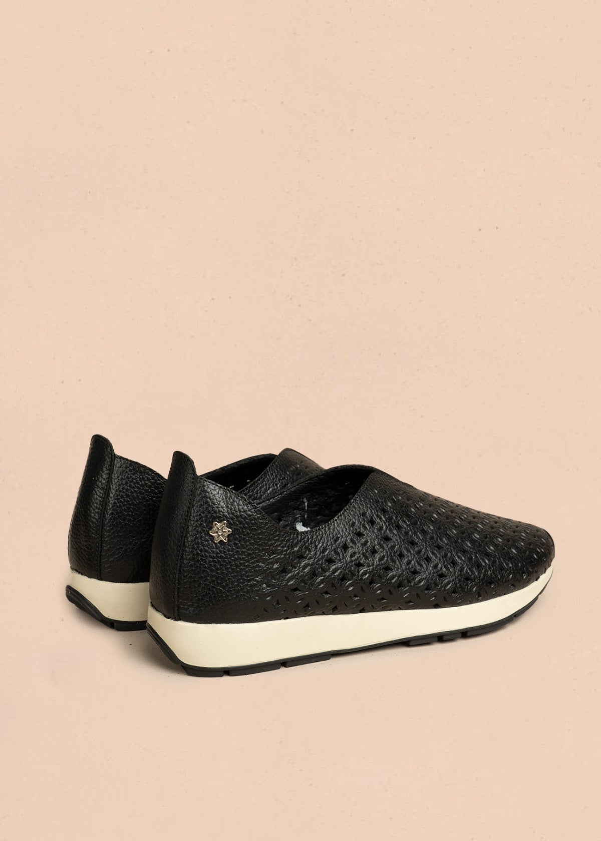 Zapatos cerrados de cuero color negro con patrón troquelado 106467
